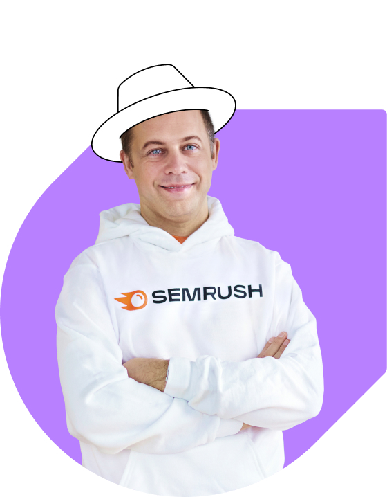 Semrush CEO이자 창립자인 Oleg Shchegolev가 Semrush 로고가 그려진 흰색 후드티를 입고 하얗게 칠해진 모자를 쓰고 있는 사진